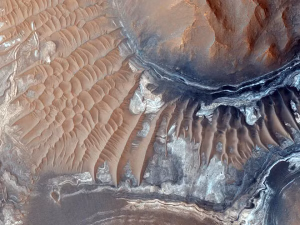 Mê cung Noctis Labyrinthus trên bề mặt sao Hỏa. Tên gọi của nó bắt nguồn từ đặc điểm các thung lũng dốc cắt ngang, giống như một cấu trúc mê cung khổng lồ.