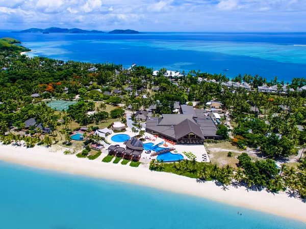 Nông nghiệp tập trung vào các loại cây trồng phục vụ xuất khẩu (mía, lúa, sắn, dừa, củ từ). Bên cạnh nghề đánh bắt cá biển truyền thống, các ngành công nghiệp dệt và công nghiệp chế biến nông thực phẩm phát triển mạnh.