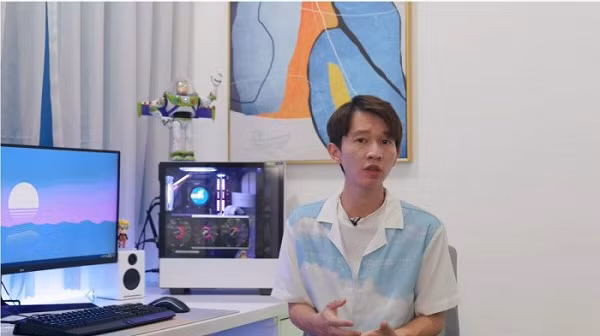Tuy nhiên, sau khoảng 1 tháng tuyên bố tạm ẩn tất cả các clip, tối 12/4, kênh YouTube Thơ Nguyễn trở lại bằng cách đăng tải một video tuyên bố tiếp tục làm Youtube khiến khán giả không khỏi thắc mắc.
