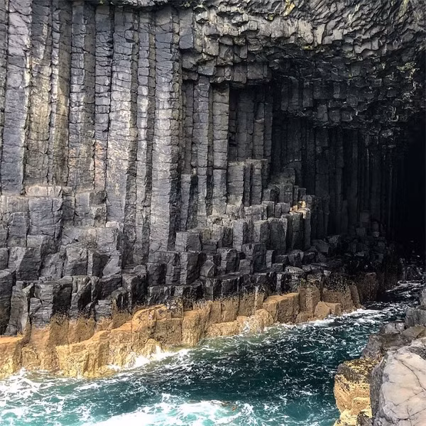 Truyền thuyết của người Celtic cho rằng, hang động Fingal từng là một phần của cây cầu bắc qua biển, được xây dựng bởi những người khổng lồ trong trận chiến giữa họ.