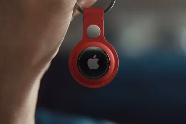 Một mặt của AirTag có gắn logo Apple và một mặt có thể được tuỳ chỉnh theo sở thích của người dùng (tên, emoji...). Ngoài ra, cũng có thể tuỳ chỉnh thêm nhiều phụ kiện đi kèm cho AirTag.