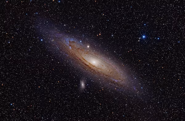 Mặt Trời của chúng ta chỉ là một trong số hàng tỉ ngôi sao thuộc thiên hà Milky Way (Dải Ngân Hà), và chính thiên hà của chúng ta cũng chỉ là một trong hàng trăm tỉ thiên hà khác.
