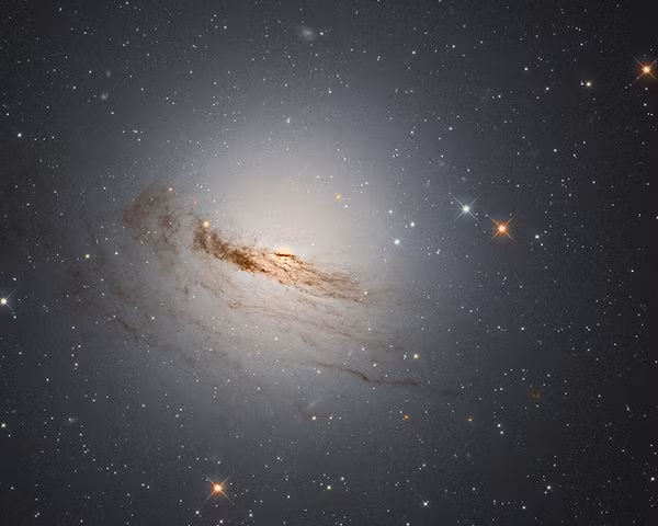  Thiên hà NGC 1947 được phát hiện bởi nhà thiên văn học người Scotland - Janes Dunlop là một thiên hà có dạng thấu kính. Nghĩa là nó nằm trung gian giữa một thiên hà elip và thiên hà xoắn ốc trong phân loại hình thái.
