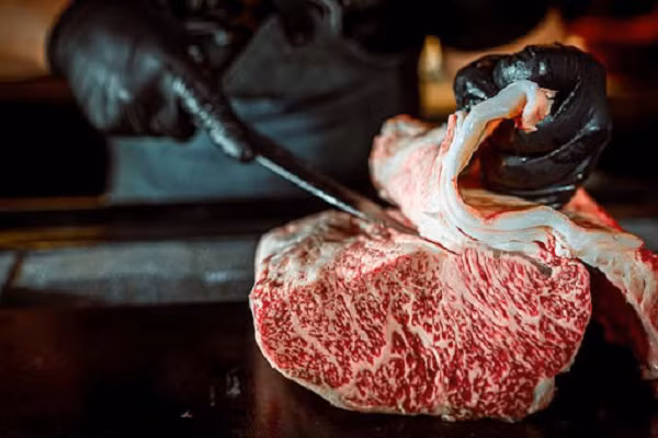 Mỡ bò Wagyu có nhiệt độ nóng chảy thấp hơn các loại thịt bò khác nên nếu nấu quá lâu ở nhiệt độ quá cao dễ bị chảy ra ngoài. Điều làm nên sự khác biệt của bò Nhật bản chính là vị ngọt tan đầu lưỡi khi thực khách nếm chúng.