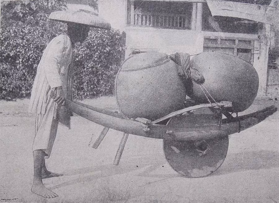 Người chở gạo trên tuyến đường Sài Gòn - Thủ Đức.