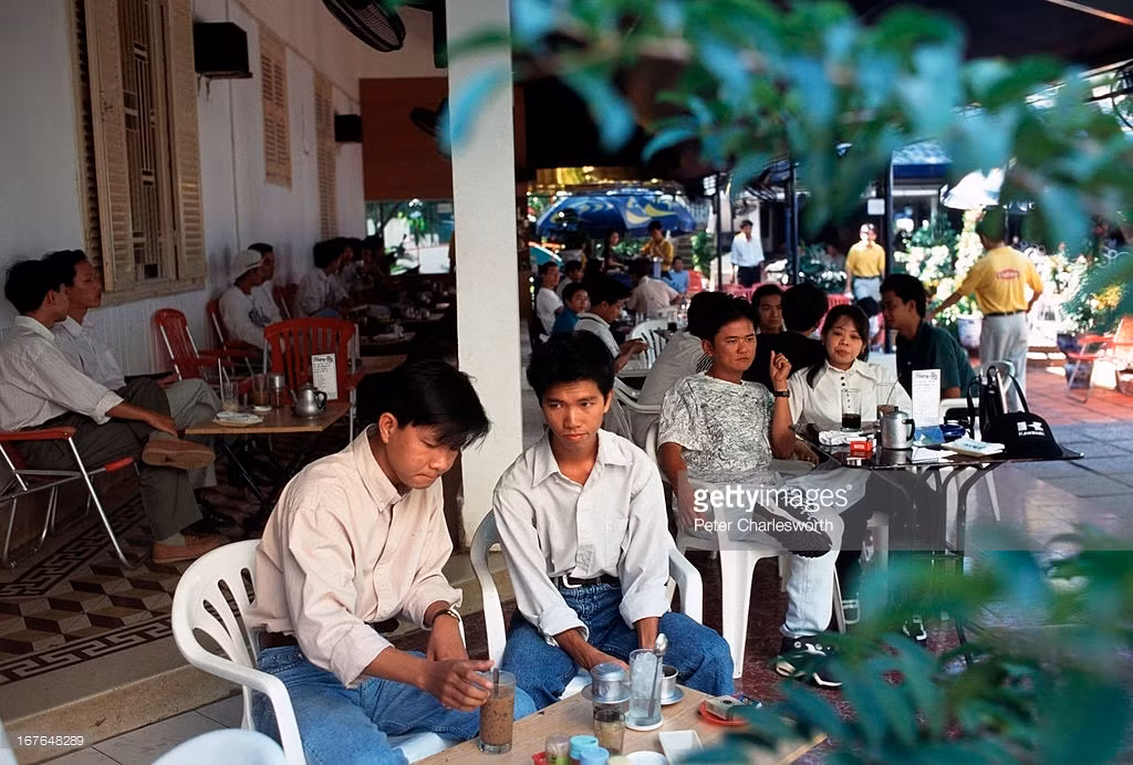 Giới trẻ TP HCM thưởng thức cà phê sáng ở quán cà phê Phương Các, 1997.