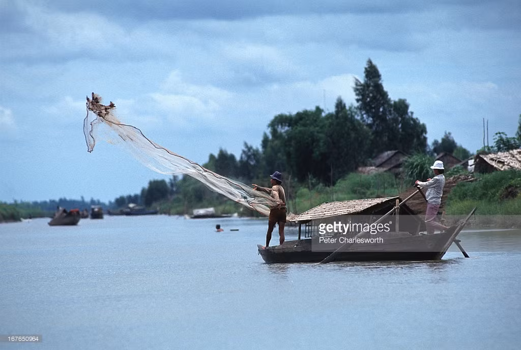 Ngư dân đánh bắt cá gần khu bảo tồn Tràm Chim, Đồng Tháp năm 1993.