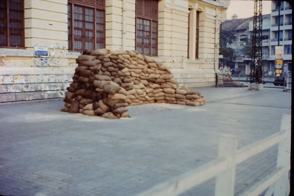Pháp trường lộ thiên dưới tòa nhà Đường sắt, nơi tử hình công khai các tử tù nhằm mục đích răn đe.