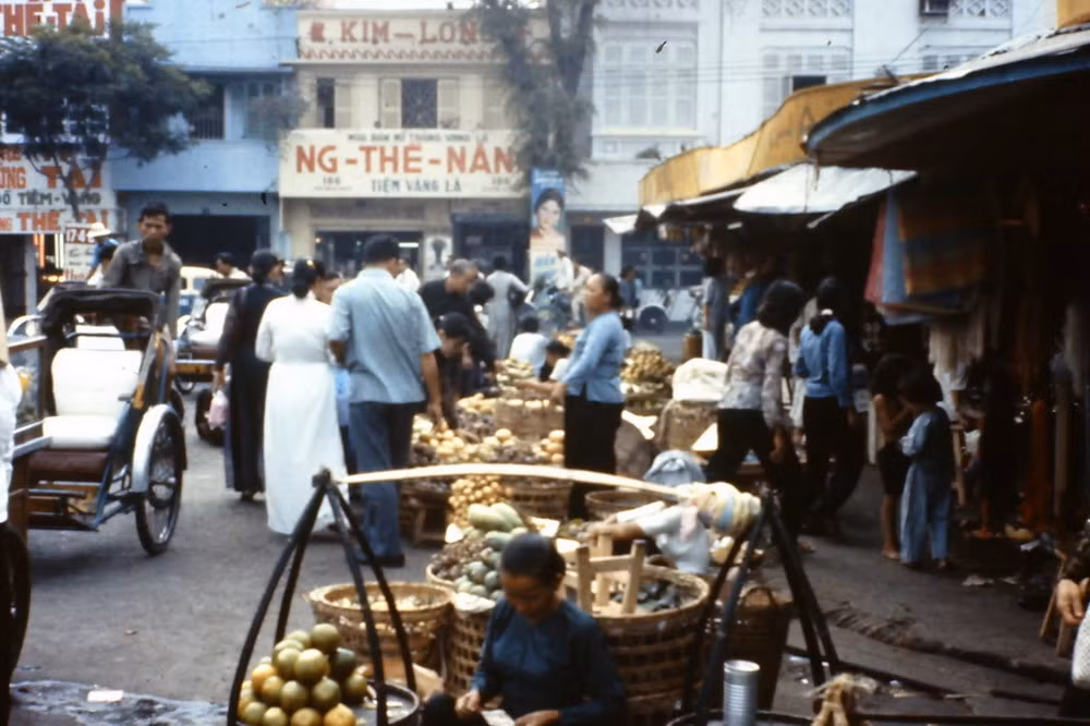 Ngã ba Phan Chu Trinh - Lê Thánh Tôn, góc chợ Bến Thành.