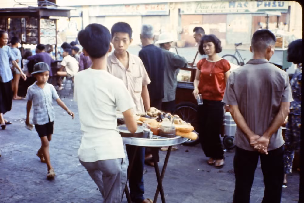 Quầy bánh mỳ phá lấu vỉa hè.