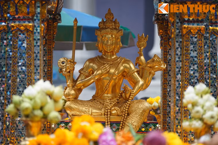 Đó là một vị thần có 4 mặt, mỗi mặt đại diện cho một đức tính gồm lòng tốt, sự thương xót, cảm thông và công bằng.