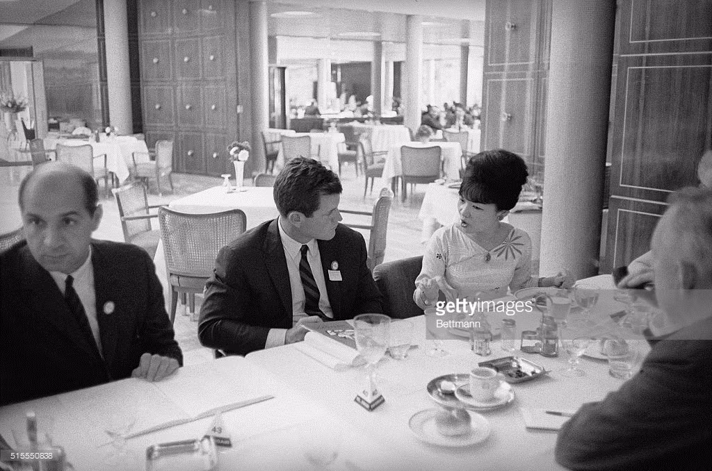 Bà Trần Lệ Xuân trò chuyện với Thượng nghị sĩ Mỹ Edward M. Kennedy, tháng 9/1963.