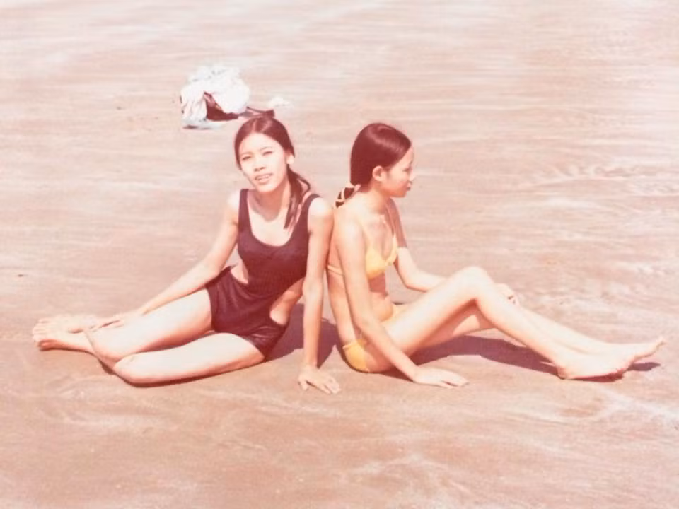 Minh và Dung khoe chân dài trên cát mịn.