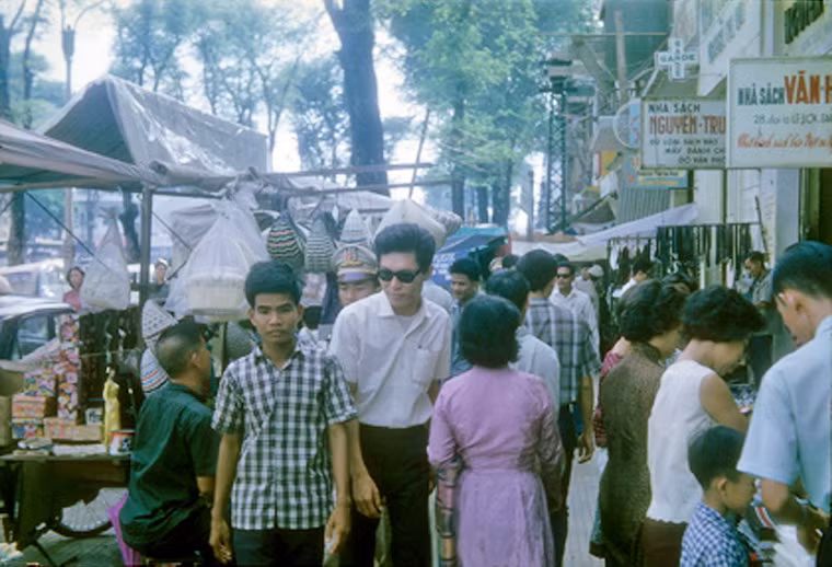 Phía ngoài các nhà sách bên đại lộ Lê Lợi.