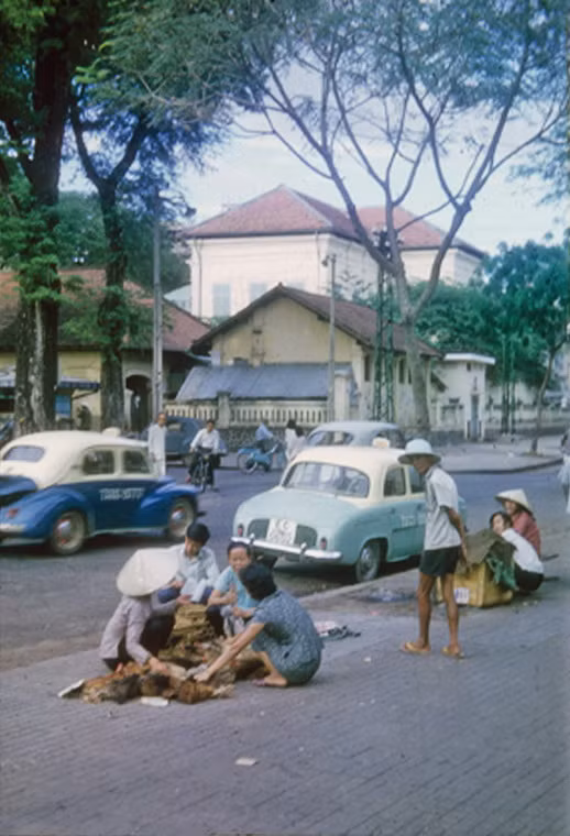 Đường Huỳnh Thúc Kháng. Bên kia đường là mặt sau của tòa Hòa Giải.