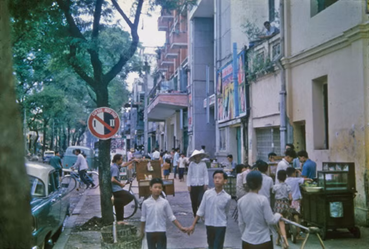 Góc phố trước rạp Nam Việt trên đường Tôn Thất Đạm, Sài Gòn năm 1965.
