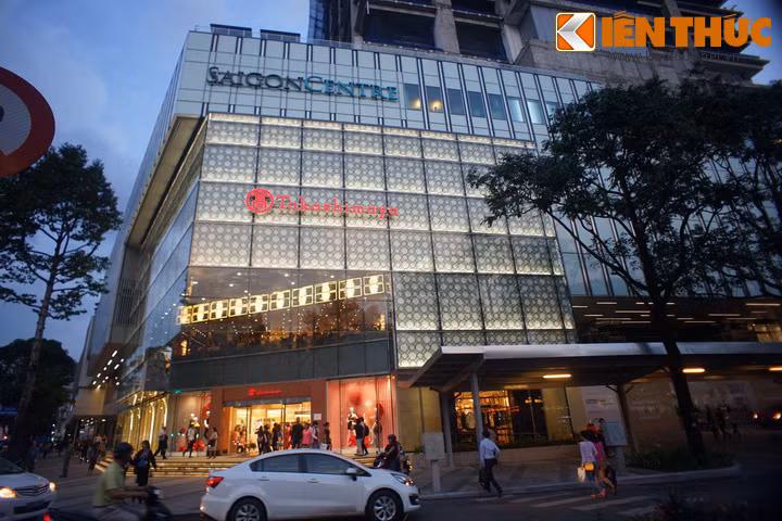  Trung tâm thương mại Saigon Center tọa lạc trên mảnh đất vàng của TP HCM, cách chợ Bến Thành chưa đến 200m với ba mặt tiền là các đường Lê Lợi, Nam Kỳ Khởi Nghĩa và Pasteur.