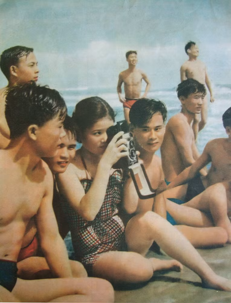 Những người trẻ tuổi trên bãi biển.