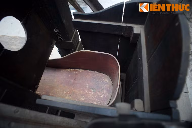 Nhiều vụ xử chém diễn ra công khai trước dân chúng, đầu phạm nhân được bêu để thị uy.