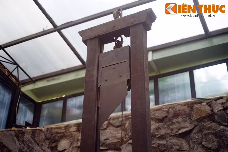 Riêng lưỡi dao của cỗ máy nặng 50kg, có thể làm cổ nạn nhân đứt lừa trong chớp mắt.