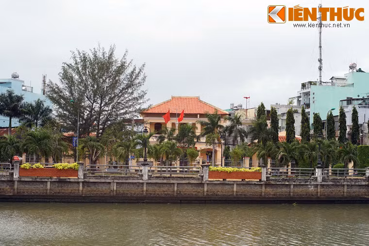 Tọa lạc bên bờ sông Bảo Định tại số 19 đường Ngô Quyền, TP. Tân An, tỉnh Long An, dinh Tổng Thận là chứng tích lịch sử đặc biệt về cuộc Cách mạng tháng Tám ở khu vực Nam Bộ.