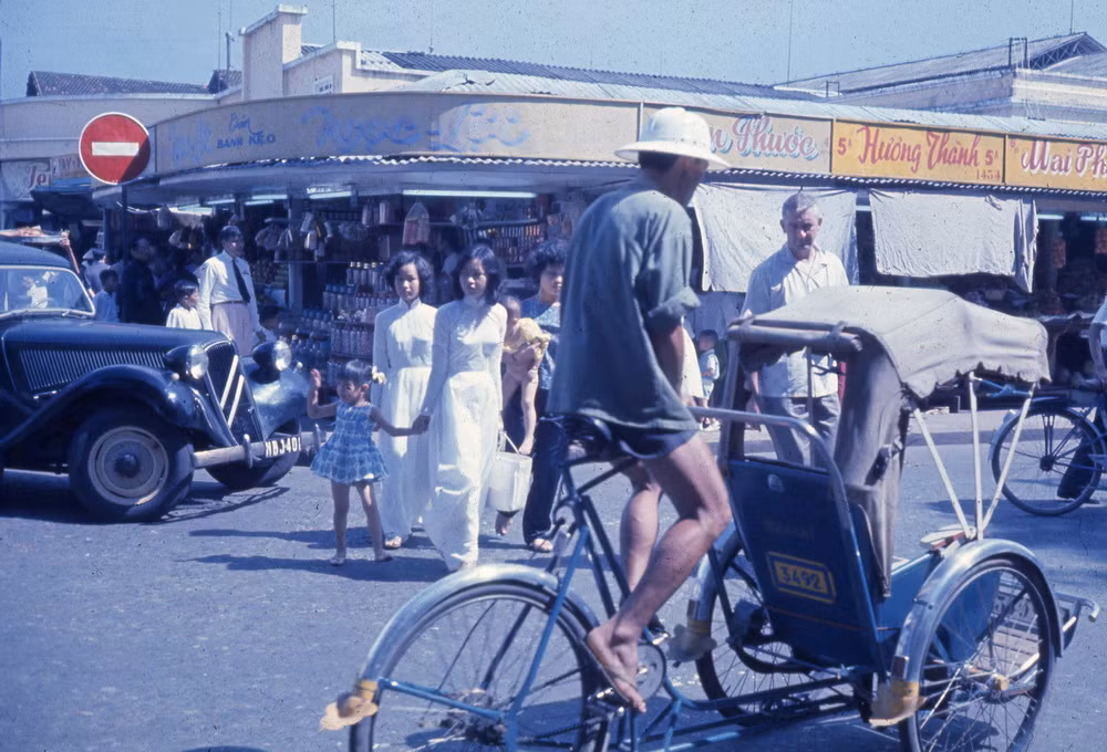 Bên ngoài chợ Bến Thành, Sài Gòn năm 1963.