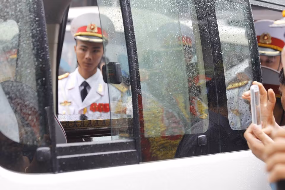 Linh cữu các liệt sĩ được đưa vào trong xe.