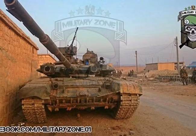 Trước đó, từ cuối tháng 11/2015, một vài xe tăng T-90 đã xuất hiện trong thành phần Sư đoàn Bộ binh cơ giới 4, Quân đội Syria. Không rõ Nga đã chuyển giao bao nhiêu chiếc vào đợt này, nhưng người ta ước tính rằng con số chỉ rơi vào khoảng 10-14 chiếc. Nguồn ảnh: analisifesa