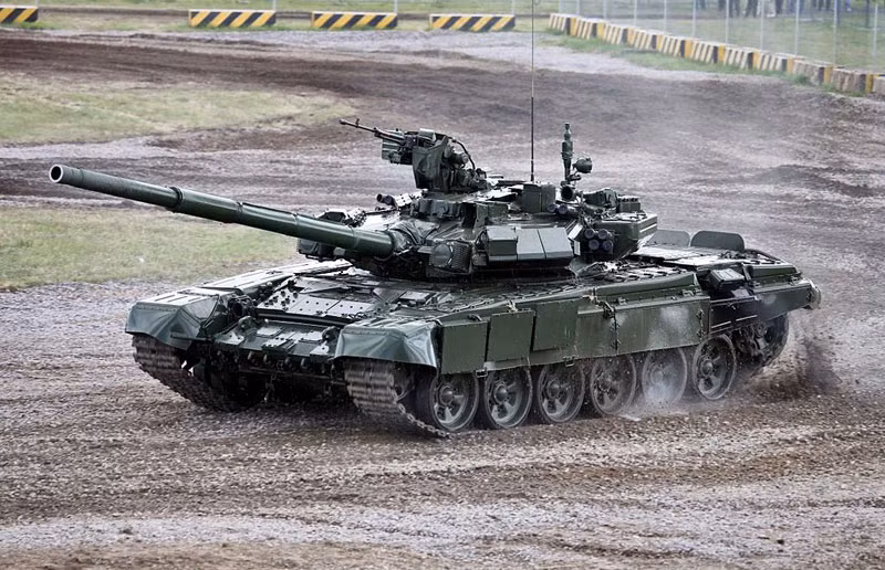 Đáng chú ý, phiên bản T-90 mà Nga cung cấp cho Syria vốn là những chiếc T-90 tiêu chuẩn của Quân đội Nga, thay vì phiên bản xuất khẩu. Chúng có đầy đủ tính năng “đỉnh” nhất của dòng tăng T-90 từ giáp bảo vệ tới hỏa lực, tính cơ động…Nguồn ảnh: defaiya