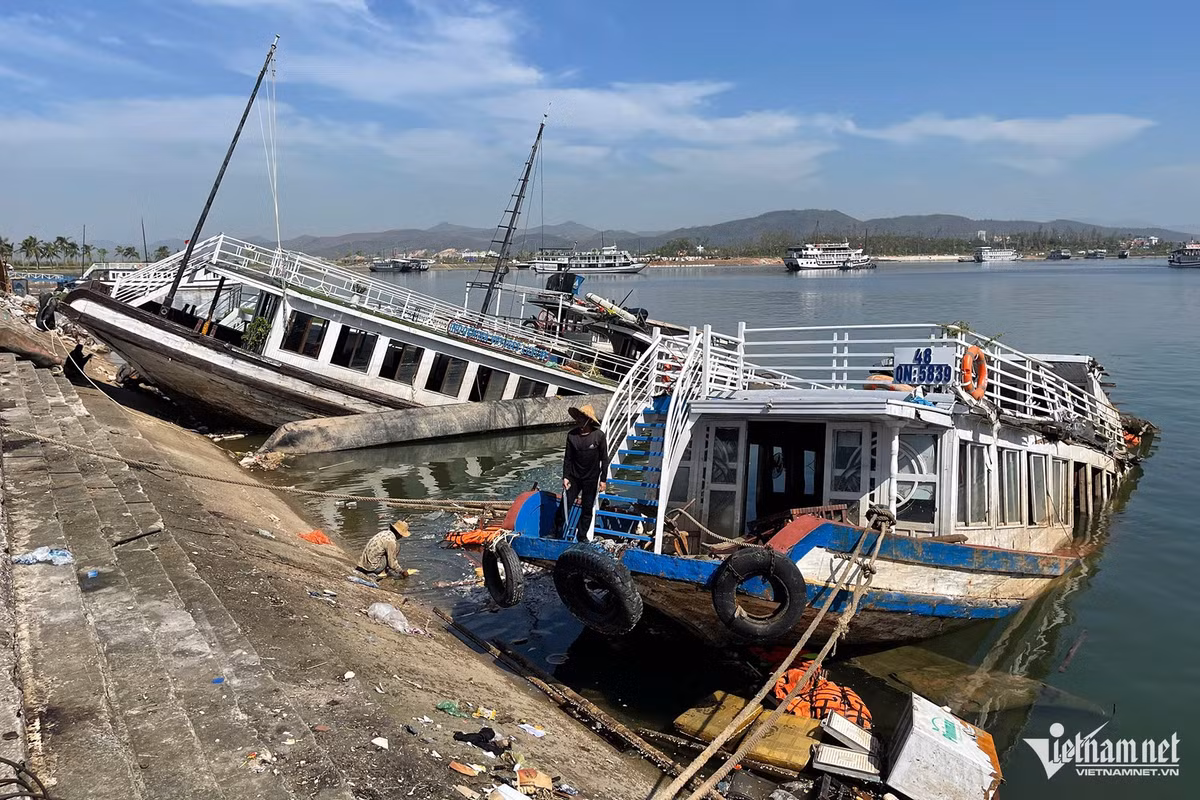 Tàu du lịch bị đắm do bão được rao bán với giá “đồng nát” Tau du lich bi dam do bao duoc rao ban voi gia “dong nat”
