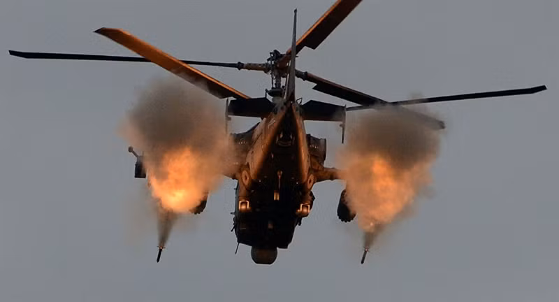 Đặc biệt, Ka-52 có thể trở thành sát thủ diệt hạm khi chúng được trang bị tên lửa Kh-35 Uran. Phát triển sau Apache, trực thăng Ka-52 có những tính năng kỹ chiến thuật tốt hơn Apache hoặc các máy bay trực thăng tấn công khác.