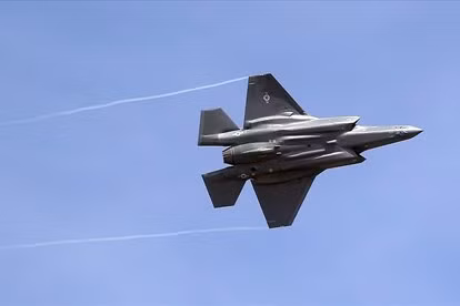 Chưa xác định chính xác chiếc F-35 buộc phải hạ cánh khẩn cấp do lỗi của phi công hay lỗi kỹ thuật. Nhưng theo một số nguồn tin, sau khi cất cánh khỏi tàu sân bay Elizabeth, tiêm kích F-35 đã gặp phải một đám mây giông.