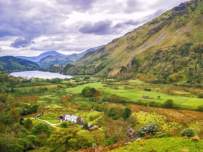Núi Snowdon, Vườn quốc gia Snowdonia, Gwynedd, xứ Wales: Là ngọn núi cao nhất ở xứ Wales. Edmund Hillary, người leo núi đầu tiên (cùng với Sherpa Tenzing) đến đỉnh Everest, đã sử dụng ngọn núi này làm sân tập.