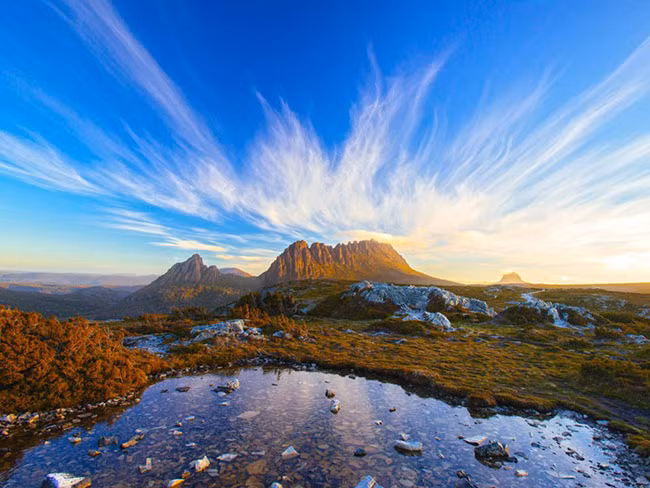 Núi Cradle, Công viên quốc gia Cradle Mountain-Lake St. Clair, Tasmania, Úc: Núi Cradle là điểm khởi đầu cho Đường mòn Overland nổi tiếng, một chuyến đi qua Công viên Quốc gia Cradle Mountain-Lake St. Clair và kết thúc tại Lake St. Clair.