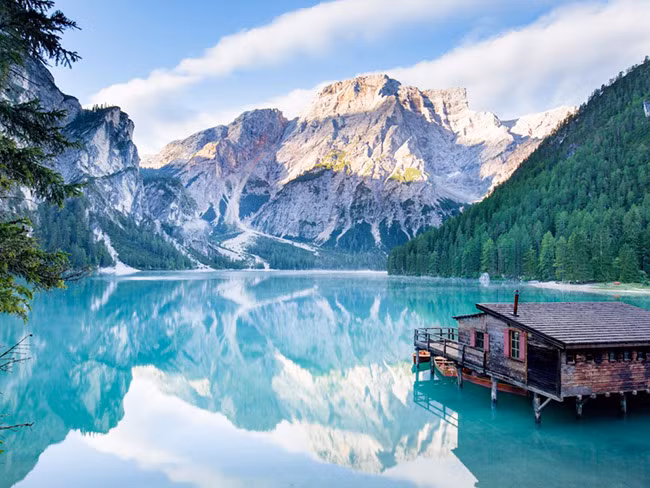 Dolomites, Ý: Dolomites bao gồm 18 đỉnh là một phần của dãy Alps phía bắc Ý, ngọn núi đạt đến chiều cao gần 10.000 feet. Dãy núi được biết là có những đỉnh đá vôi cao nhất thế giới.