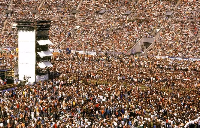  10. Lễ hội nhạc rock quốc tế tại Moscow, 1989: Liên hoan hòa nhạc Moscow là nơi quy tụ các nhạc sĩ rock quốc tế tại Liên Xô. Nó được gọi là Woodstock của Nga do số lượng du khách đổ về đây rất lớn. Không giống như Woodstock ở Mỹ, lễ hội diễn ra với mục đích thúc đẩy hòa bình thế giới và hợp tác quốc tế trong cuộc chiến chống ma túy ở Nga. Các ban nhạc và nhạc sĩ như Bon Jovi, Mötley Crüe, Ozzy Osbourne, Cinderella, Skid Row, và Gorky Park đã tham gia vào lễ hội. Scorpion thậm chí còn viết một bài hát mới cho sự kiện này. Bài hát nhanh chóng trở nên nổi tiếng thế giới với tên gọi Wind of Change.
