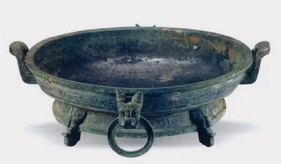  Kỹ thuật đúc đồng (năm 1700 TCN): Kỹ thuật đúc đồng đã phát triển mạnh mẽ ở Trung Hoa dưới triều đại nhà Thương (1600 – 1046 TCN) và nhà Chu (1046-256 TCN). Vào thời đó, đồng chủ yếu được sử dụng chủ yếu để chế tạo vũ khí, công cụ, đồ dùng và lư thờ cúng. So với các vùng khác trên thế giới, đồ đồng Trung Quốc nổi bật với các hình chạm và hoa văn trang trí tinh xảo.