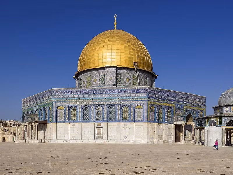 Đền Mái Vòm Vàng Dome of the Rock, Jerusalem: Một trong những địa điểm thiêng liêng nhất trên thế giới, đền Dorm of the Rock là biểu tượng ở thành phố Jerusalem. Với những quy định nghiêm ngặt, chỉ có người Hồi giáo mới được vào trong ngôi đền.