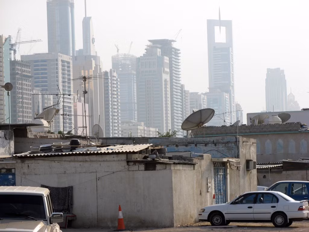 4. Dubai không có nghèo đói: Mức lương trung bình ở Dubai chỉ khoảng 200- 300 đô la, vì vậy nhiều người phải sống thuê trong các căn hộ, hoặc nhà cửa xuống cấp. Mọi thứ không hề giàu sang, trù phú như bạn thấy trên phim ảnh, phóng sự về tiểu vương quốc này.
