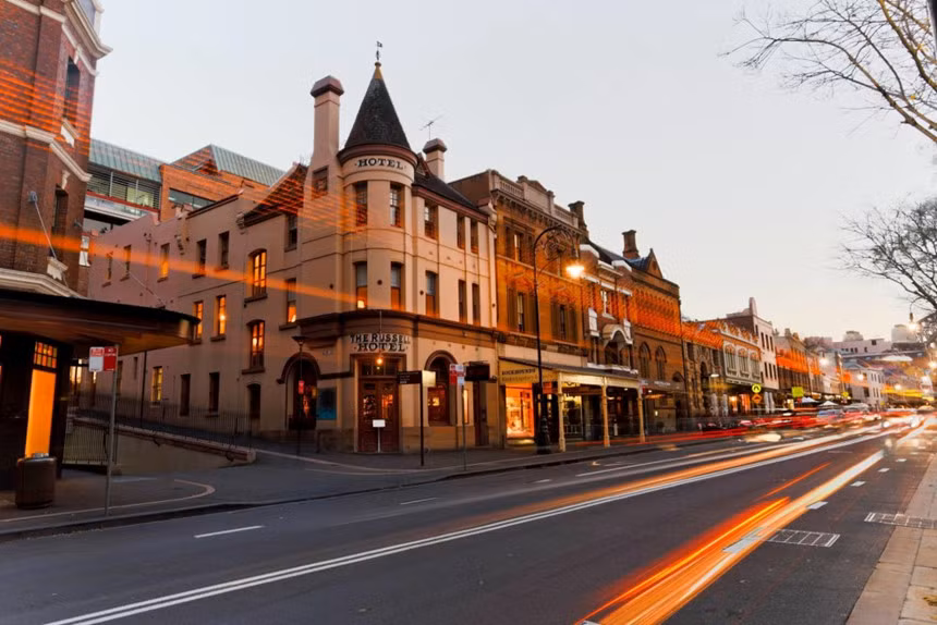 The Russell (Australia): The Rocks là khu vực lâu đời nhất của Sydney, thu hút nhiều du khách bởi sự kết hợp tuyệt vời giữa quá khứ và hiện tại. Trong khu vực này, The Russell là một trong những khách sạn đầu tiên, cũng là địa điểm nổi tiếng gắn với nhiều lời đồn có ma. Những bóng ma ở đây được cho là các cô gái bán dâm và những thủy thủ sống ở đô thị cảng xưa. Du khách cho biết từng nghe thấy tiếng bước chân kỳ lạ hoặc có ai đó đứng ở chân giường, nhìn chằm chằm khi họ ngủ. Ảnh: The Russell.