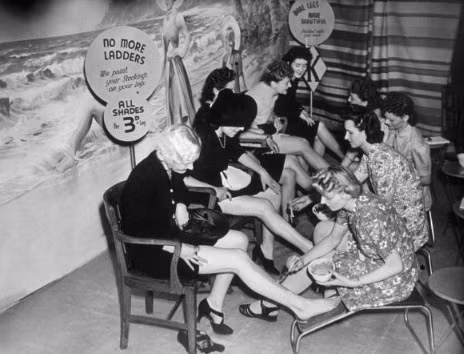 Một nhóm khách nữ làm móng chân tại cửa hàng ở London khoảng năm 1941.