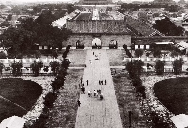 Trung Hoa Môn, cửa chính Nam của hoàng thành Bắc Kinh. Thời nhà Minh gọi là Đại Minh Môn, thời nhà Thanh là Đại Thanh Môn, tới thời kỳ Trung Hoa Dân Quốc được đổi tên thành Trung Hoa Môn.