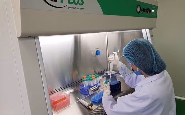 Như vậy, việc chị E bị sát hại không liên quan đến những mâu thuẫn xã hội hay tình ái. Tuy nhiên, điều tra viên khẳng định giữa nạn nhân và hung thủ chắc chắn có quen biết. Toàn bộ nhóm đối tượng thanh niên, đàn ông có biểu hiện nghi vấn, bất minh trên địa bàn được đưa vào sàng lọc. Những người này đều phải lấy mẫu nhằm thực hiện giám định ADN. Vào thời điểm này, các trinh sát bất ngờ nhận được nguồn tin, vào trưa 10/4, họ có nhìn thấy một người đàn ông đi xe máy từ núi Cuông về nhà với dáng vẻ hớt hải. Người này khi về tay vẫn cầm theo con dao đi rừng. (Ảnh minh họa, nguồn Internet) 