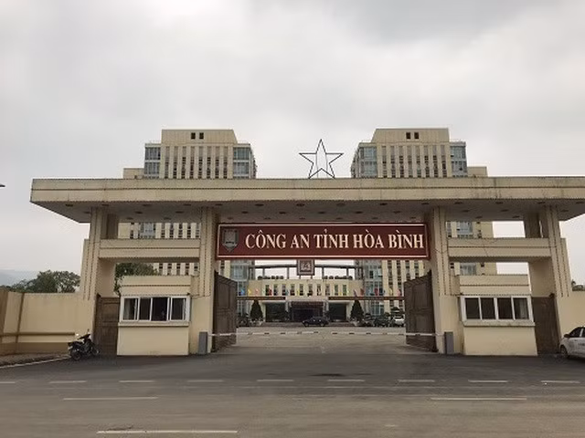 Tại hiện trường, Công an tỉnh Hòa Bình bước đầu xác định, nạn nhân chính là Bùi Văn Dũng. Người này chết trong tư thế nằm, trên trán có vết đạn bắn xuyên qua. Công tác khám nghiệm chỉ ra, Dũng đã kê súng ở tầm gần, dùng ngón chân siết cò để tự vẫn. Kết quả giám định cho thấy, mẫu ADN của Dũng trùng với các dấu vết sinh học công an thu được trên người chị E và tại hiện trường vụ án ngày 10/4. Tới đây, với những căn cứ khoa học, Công an tỉnh Hòa Bình đã khẳng định, chính Bùi Văn Dũng đã có hành vi hiếp dâm, sát hại chị E vào ngày 10/4. Sau này, khi biết bị truy lùng, trong lúc bỏ trốn, Dũng đã tìm tới cái chết bằng cách tự bắn vào đầu. (Ảnh minh họa, nguồn Internet)