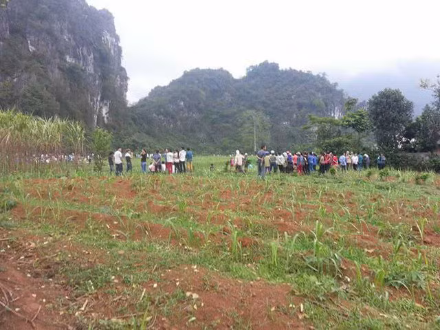 Sau khoảng 4 ngày xác định được Dũng là nghi phạm và ra quyết định truy nã, ở khu vực núi đá thôn Ngay có 1 tiếng súng vang lên. Việc này không quá lạ lẫm bởi thi thoảng vẫn có người dùng súng tự chế săn thú rừng, thế nhưng lần này, nhiều người linh cảm chuyện không hay. Sáng 18/4/2017, người dân đi rừng ngửi thấy mùi hôi thối phảng phất từ trong hang núi. Đây là miệng hang nằm cheo leo lưng núi dựng đứng, muốn lên buộc phải có dụng cụ thang khá đặc biệt. Khi người dân lên tới nơi, họ phát hiện một thi thể nam giới đang phân hủy mạnh, cạnh đó là khẩu súng tự chế. (Dãy núi nơi hung thủ tự vẫn, ảnh tư liệu)