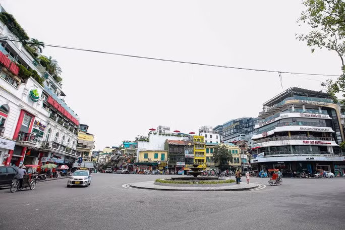 Khu vực Quảng trường Đông Kinh Nghĩa Thục đã trở thành nơi vui chơi, giải trí nhộn nhịp bậc nhất thủ đô. (Ảnh: Người lao động)
