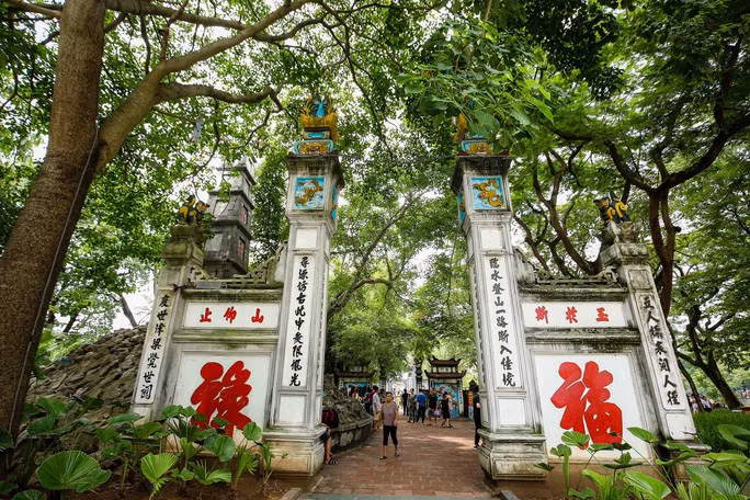 Tọa lạc trên Đảo Ngọc nằm giữa lòng Hồ Hoàn Kiếm, Đền Ngọc Sơn nổi tiếng với kiến trúc độc đáo cùng vẻ đẹp trầm mặc ấn tượng giữa lòng Thủ đô. (Ảnh: Người lao động)