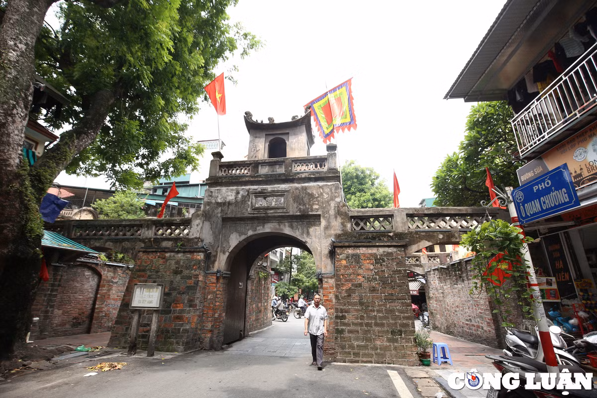 Ô Quan Chưởng là một cửa ô của Hà Nội xưa, nằm ở phía Đông của toà thành đất bao quanh Kinh thành Thăng Long, được xây dựng vào năm Cảnh Hưng thứ 10 (1749), đến năm Gia Long thứ ba (1817) được xây dựng lại và giữ nguyên kiểu cách đến ngày nay. Đây là một trong 21 cửa ô còn sót lại của thành Thăng Long cũ. (Ảnh Công Luận)