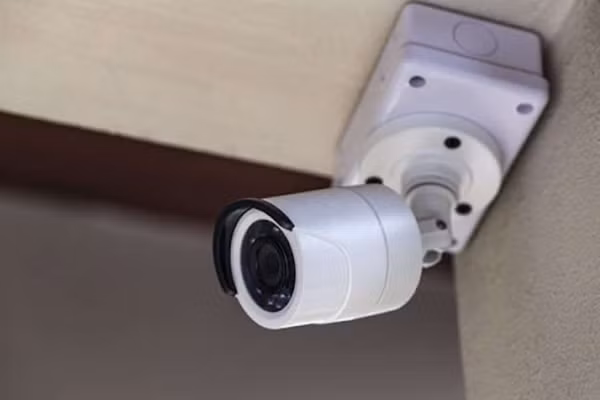Quá trình rà soát quanh khu vực hiện trường, tổ công tác đã thu giữ được chiếc xe máy nghi của đối tượng gây án để lại. Tiến hành rà soát hệ thống camera và việc sử dụng đồng bộ các biện pháp nghiệp vụ, lực lượng trinh sát phát hiện đối tượng nghi vấn là một thợ khoan đá thuê có tên là Ký ở thị xã Sa Pa, tỉnh Lào Cai, nhưng không ai biết địa chỉ cụ thể của anh ta. (Ảnh minh họa, nguồn Internet) 
