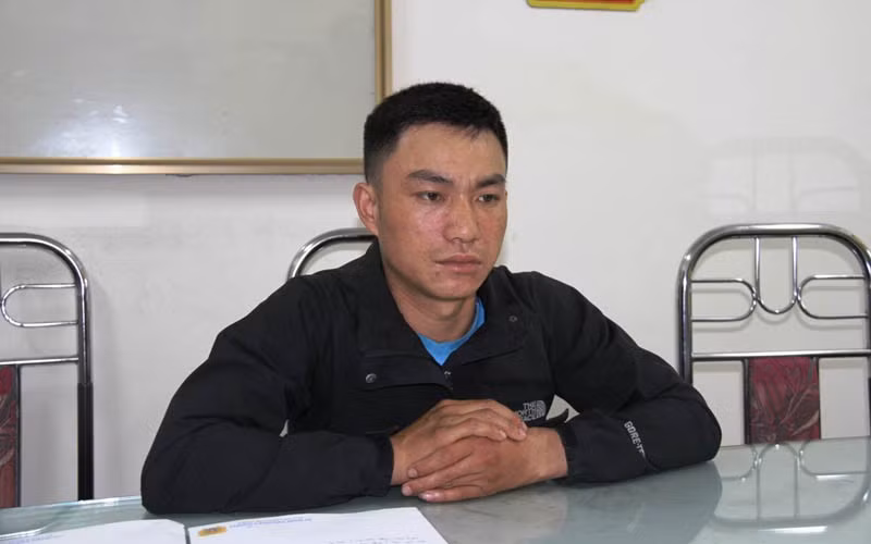 Sau khi ra tù, Khé tiếp tục làm nghề khoan đá thuê tại các xã của thị xã Sa Pa và Bát Xát, nhưng số tiền kiếm được cũng không đủ cho thú vui đỏ đen của anh ta. Cũng chính vì thế, đối tượng đã nảy ý định phạm tội.